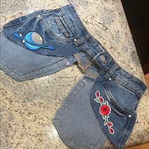 Denim pocket belt with Planet and Rose Patches. It’s a size 3 26” waist.  Trendy